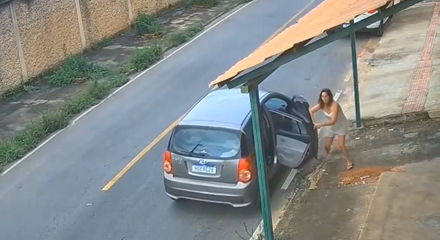 Barbeiro pula em carro desengatado e salva crianças em MG