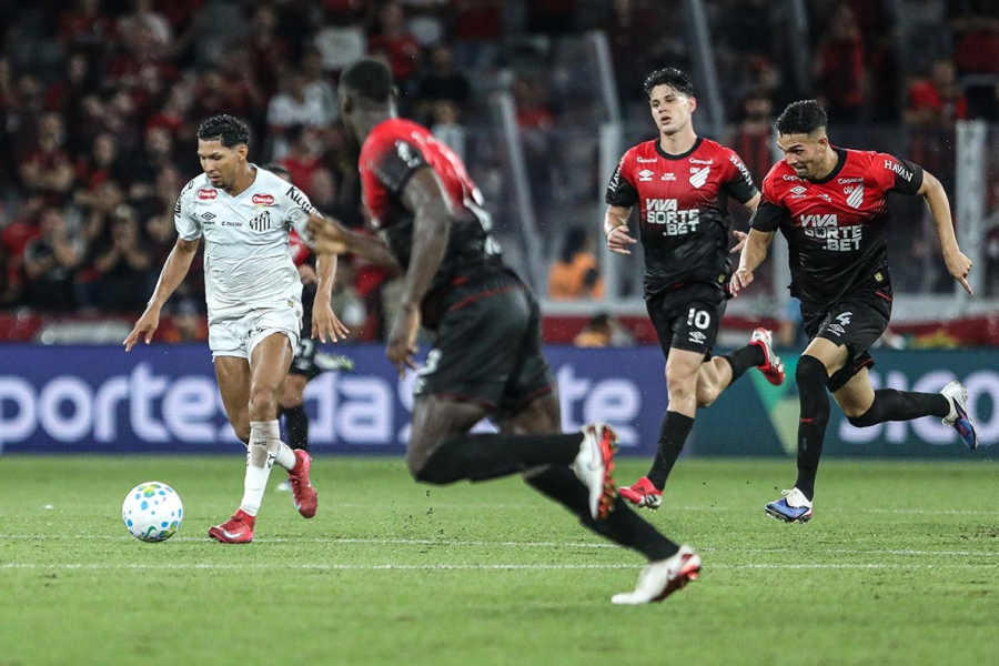 Santos leva gol no fim e perde mais uma no Brasileirão