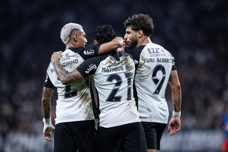 Corinthians domina Bragantino em Itaquera e vence primeira no Brasileirão