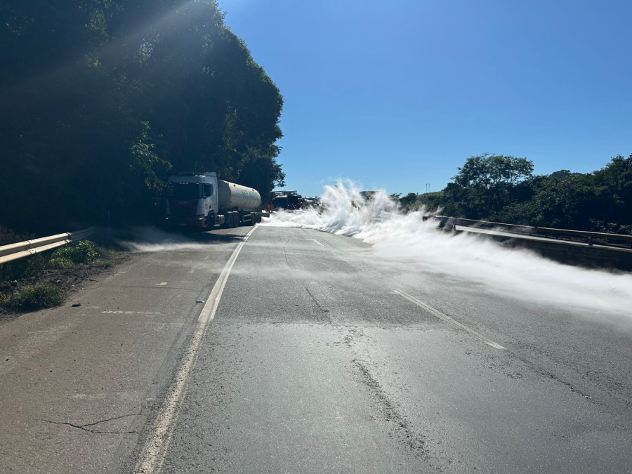 Engavetamento com vazamento de gás deixa um morto na Fernão Dias, em MG