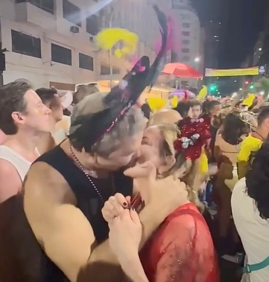 Gleisi Hoffmann e Lindbergh curtem bloco: 'beijo com gosto de democracia'