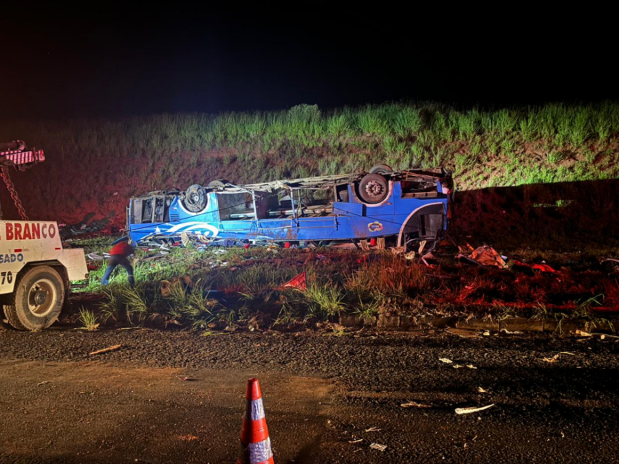 Acidente com ônibus de trabalhadores mata seis em SP
