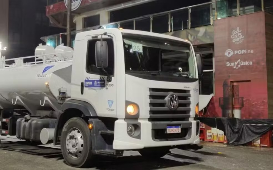 Jovem morre atropelada após subir em caminhão de limpeza no Carnaval