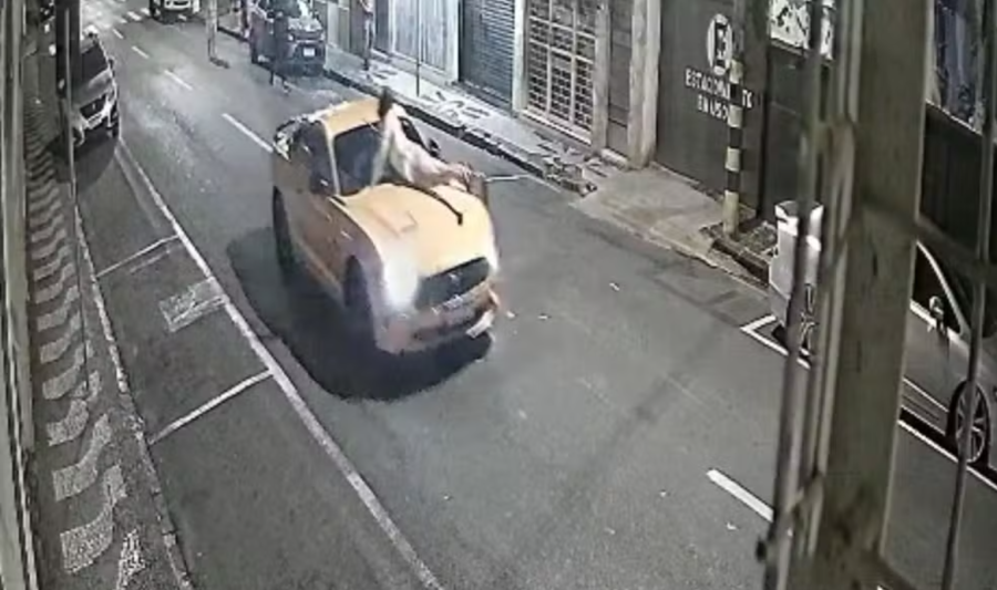 Homem atropela ex com Mustang e a carrega no capô por ruas do Paraná