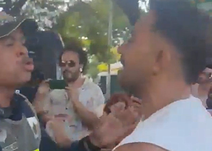 Deputado Fábio Felix é atingido por spray de pimenta durante bloco no DF e dá voz de prisão a PM