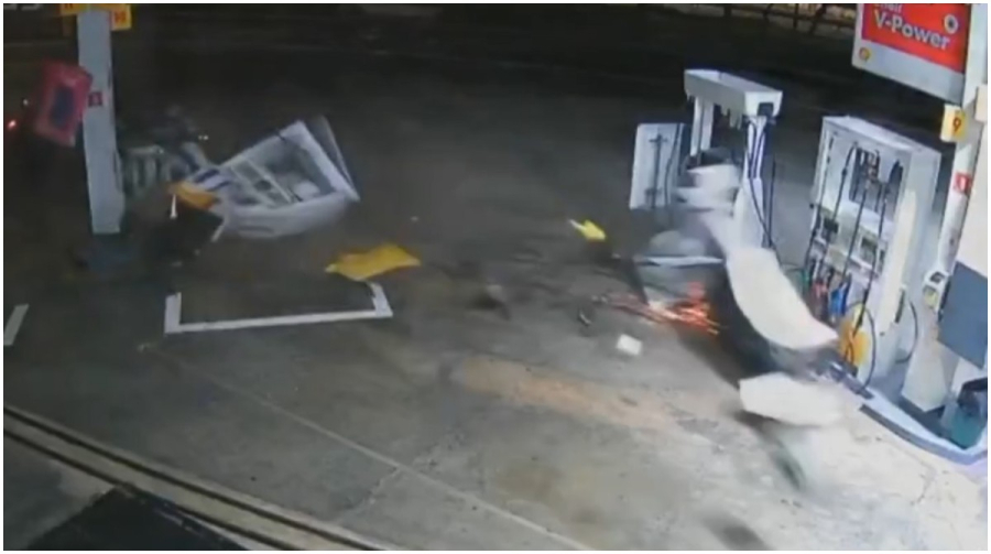 Carro perde controle, invade posto e arranca bombas de combustível na Marginal Pinheiros