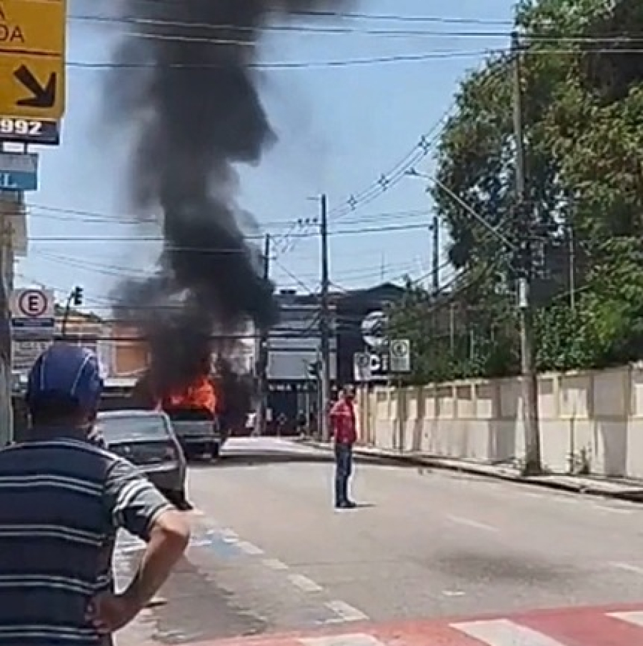 Carro pega fogo no Centro de Sorocaba; VEJA O VÍDEO