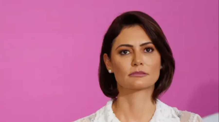 Michelle Bolsonaro publica vídeo preparando banana frita e chama entrega de “nonagésima primeira refeição”