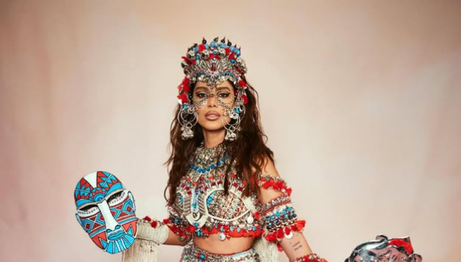 Anitta para bloco após roubo de celular e vira 