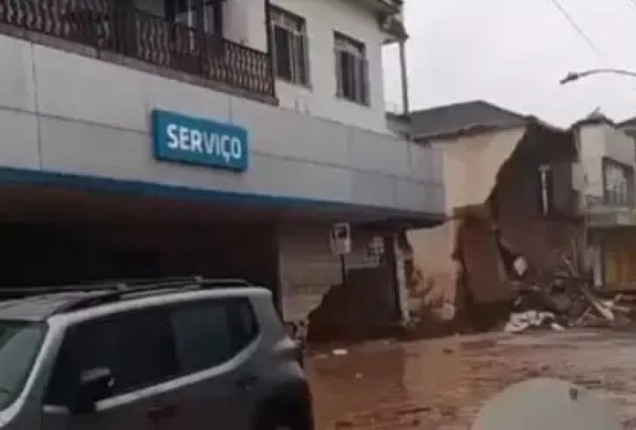 Prédio desaba após temporal e deixa mortos em Ubá (MG)