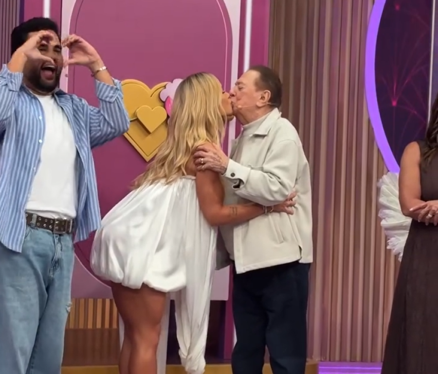 Virginia dá selinho em Raul Gil no último quadro de seu programa