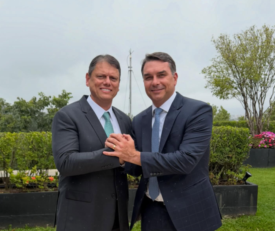 Em rede social, Flávio Bolsonaro confirma aliança com Tarcísio 