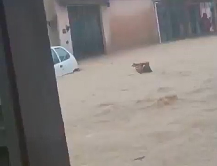 Homem arrastado por enxurrada em Paraty é salvo por corrente de moradores