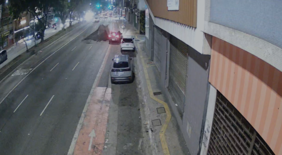 Explosão abre cratera no chão da rua Consolação em SP