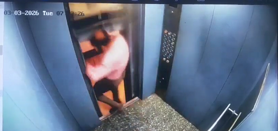 Vídeo de homem que quase é esmagado por elevador viraliza nas redes sociais; caso ocorreu na Índia