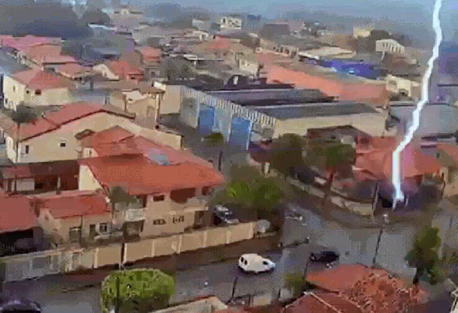 QUE SUSTO! Assista momento em que raio atinge casa em Sorocaba