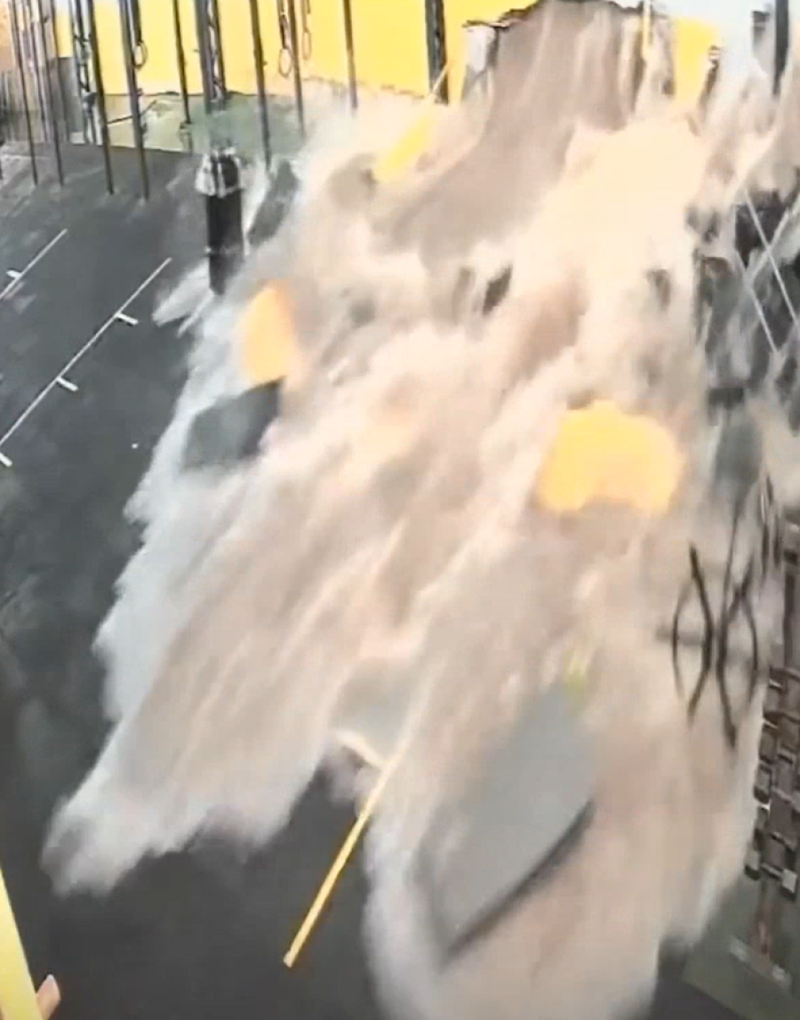 Enxurrada derruba parede de academia e inunda o estabelecimento; veja vídeo