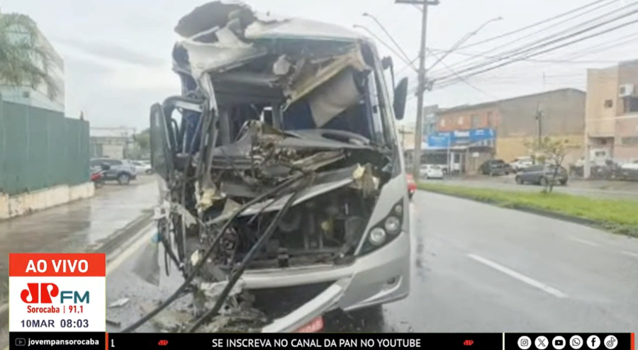 Frente de micro-ônibus fica destruída ao bater em traseira de carreta 