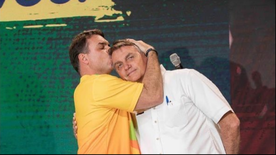 Flávio Bolsonaro pede jejum e oração pela saúde do pai e reforça apelo por prisão domiciliar