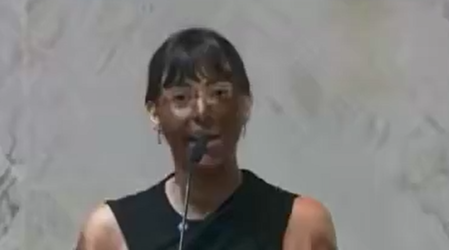 Fabiana Bolsonaro pinta rosto de preto em protesto a Erika Hilton