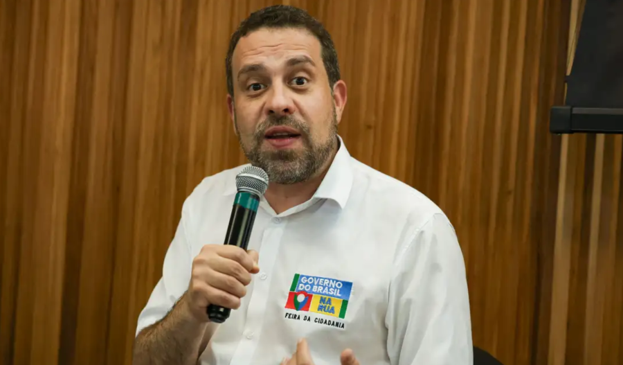 “É banditismo”, diz Boulos sobre aumento de diesel nos postos