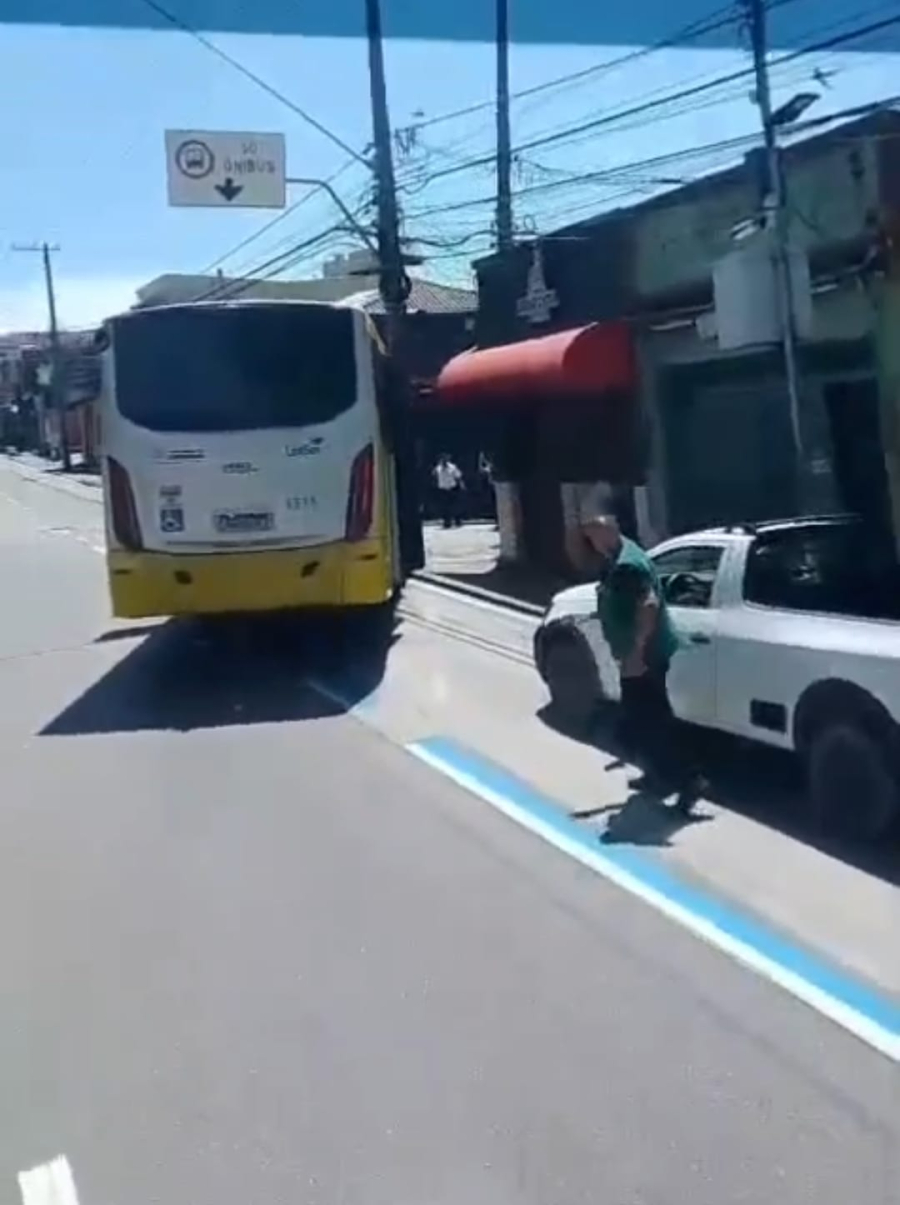 Homem furta ônibus em terminal e bate em poste em Sorocaba