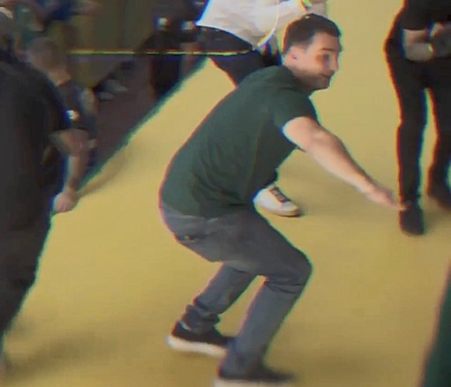 Ao som de funk, Flávio faz dancinha em evento na Paraíba