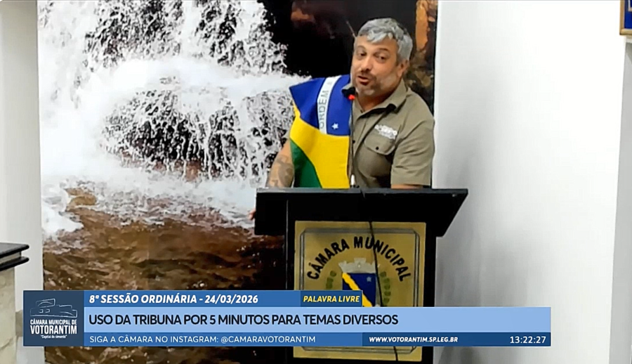 Vereador que disse que 'puta vota no Lula' canta 'Meu amigo, Flávio'