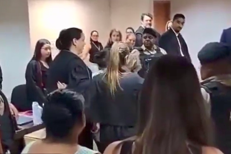 Mãe que matou e cortou o pênis de homem que abusou da sua filha é absolvida