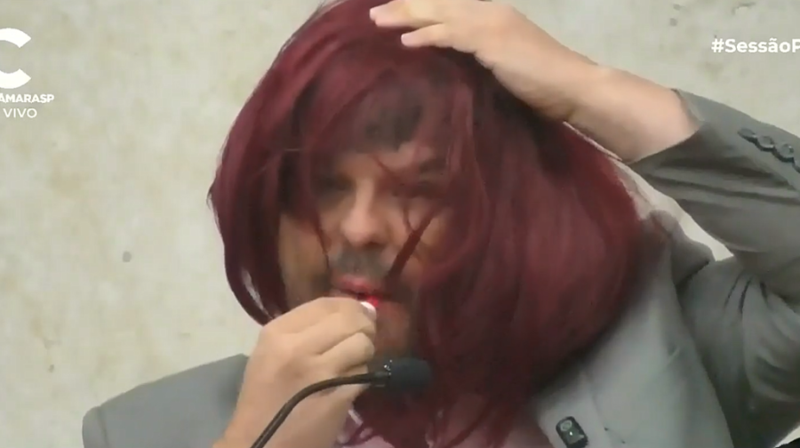 Vereador de SP usa peruca e batom em plenário para criticar lei que criminaliza misoginia