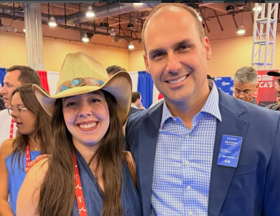 Tati Costa viaja aos Estados Unidos e se encontra com Eduardo Bolsonaro