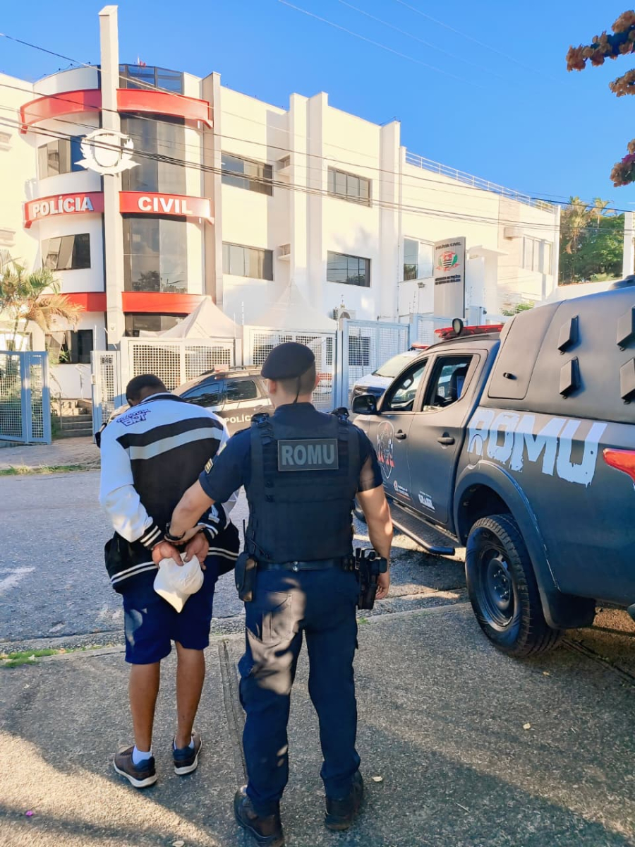 Mulher é socorrida após levar dez facadas do namorado em Sorocaba