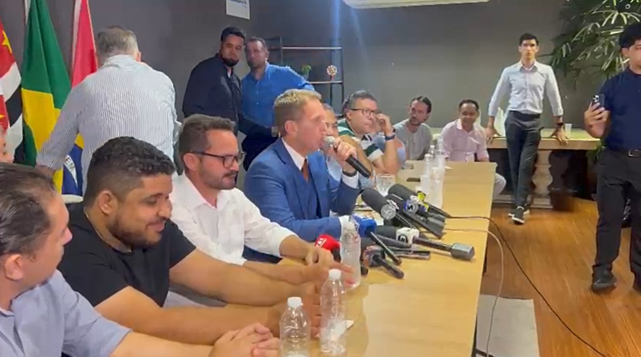 Manga promove 'dança das cadeiras', renomeia 'antigos' e muda ao menos 6 secretarias