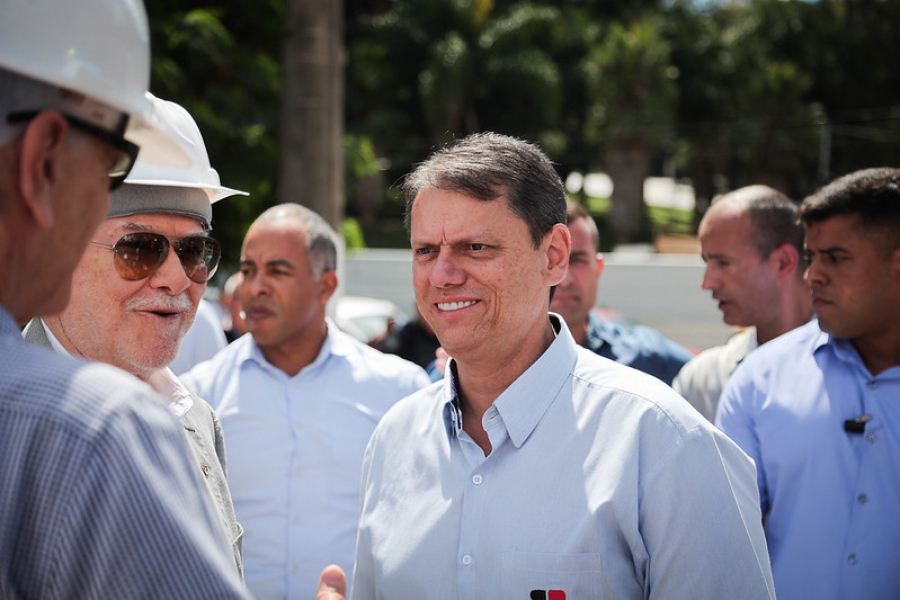 Tarcísio sanciona aumento de 10% nos salários de policiais em SP