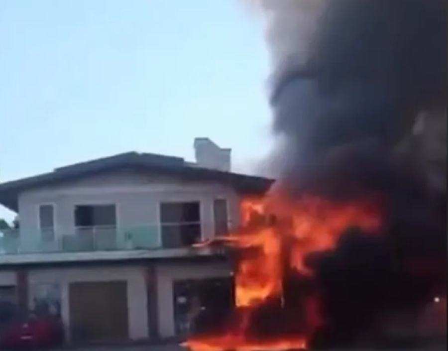 Avião atinge casas e restaurante ao cair em Capão da Canoa; quatro pessoas morrem