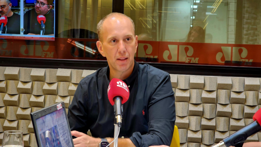 Manga insiste em dizer que foi 'traído' enquanto estava afastado; secretária de Governo deixa cargo