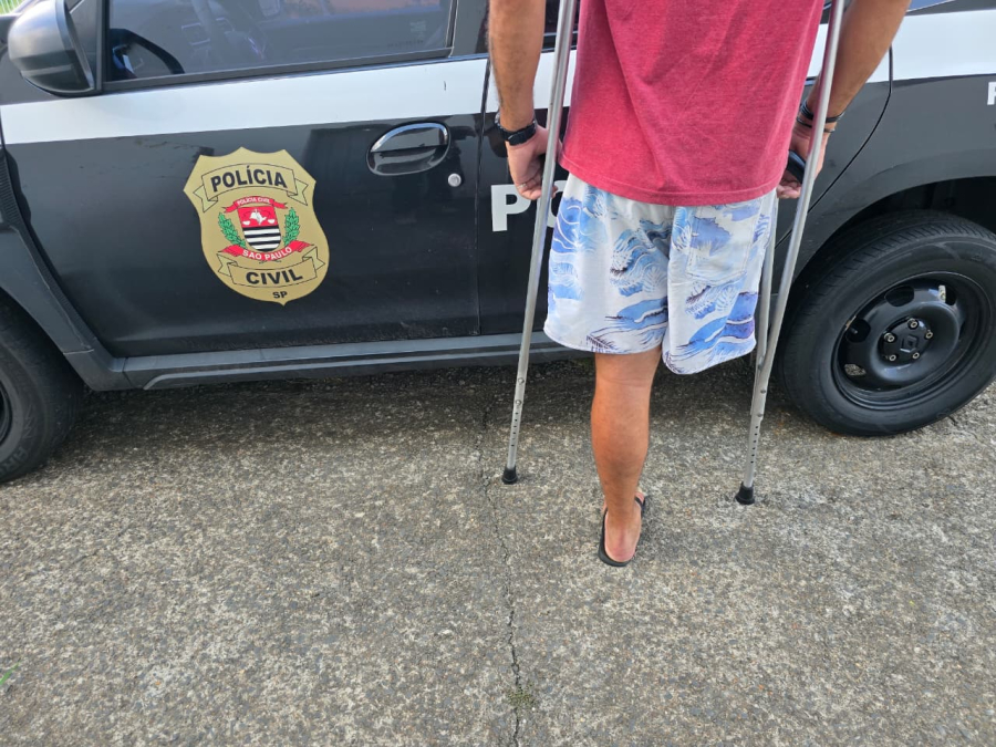 Homem de uma perna só dá 