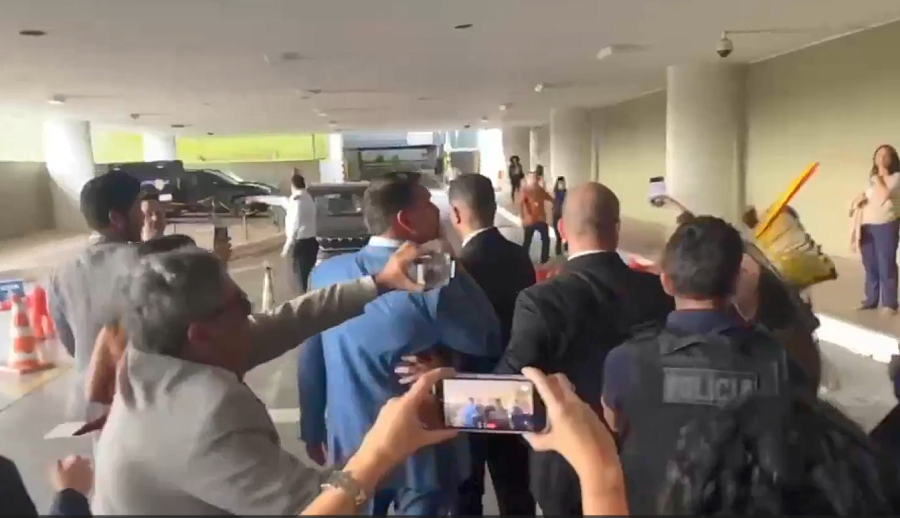 Flávio manda beijos e faz coração com as mãos ao ser vaiado na Câmara