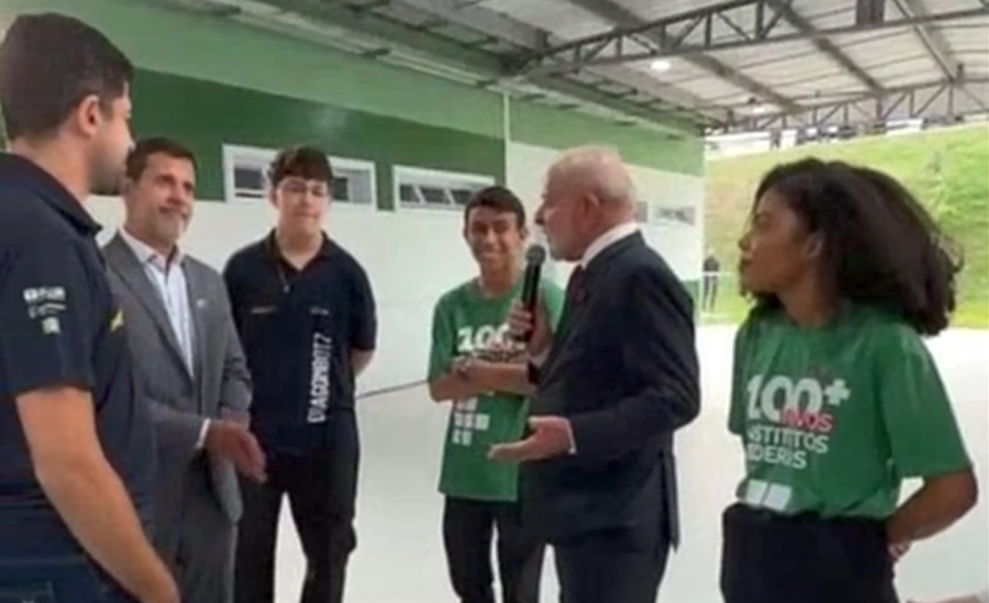 Em Sorocaba, Lula dá bronca em ministro e em reitor ao saber que aluna não competiu por falta de incentivo