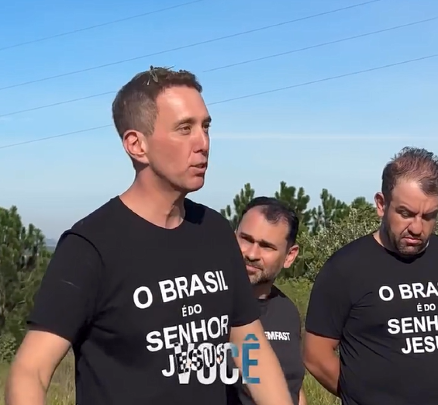 Manga joga fezes de vaca na própria cabeça em ato de fé