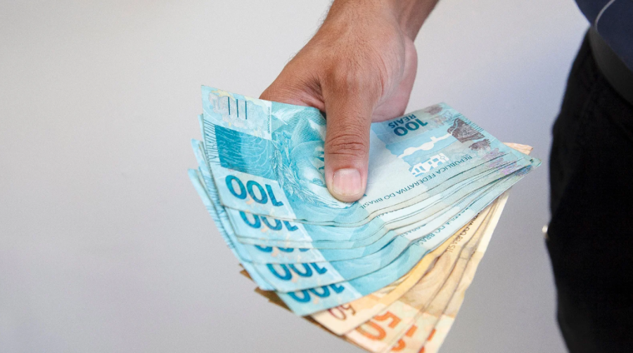 Governo prevê salário mínimo de R$ 1.717 em 2027
