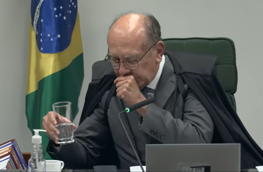 Gilmar Mendes vira meme ao engasgar com copo d'água