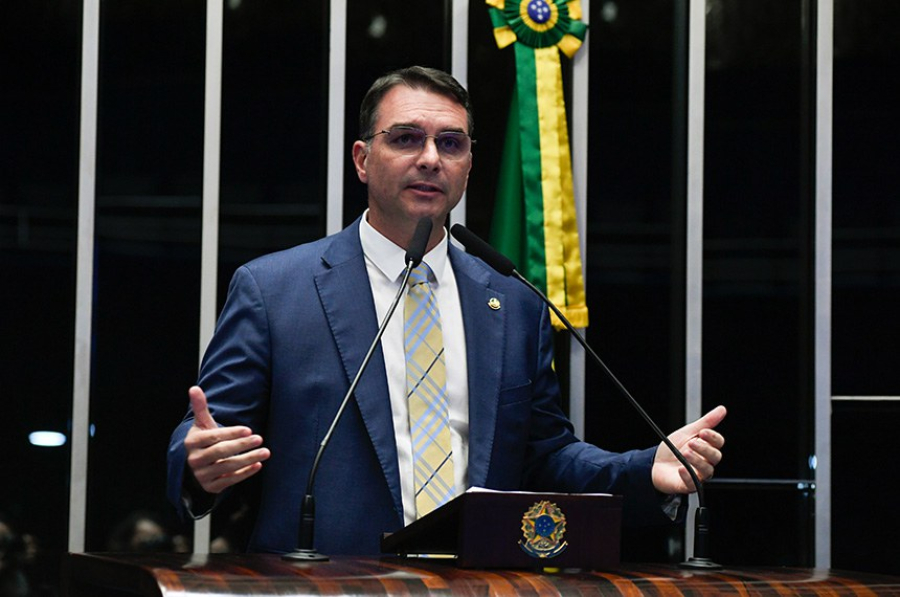 Flávio Bolsonaro diz que Alexandre de Moraes vai 