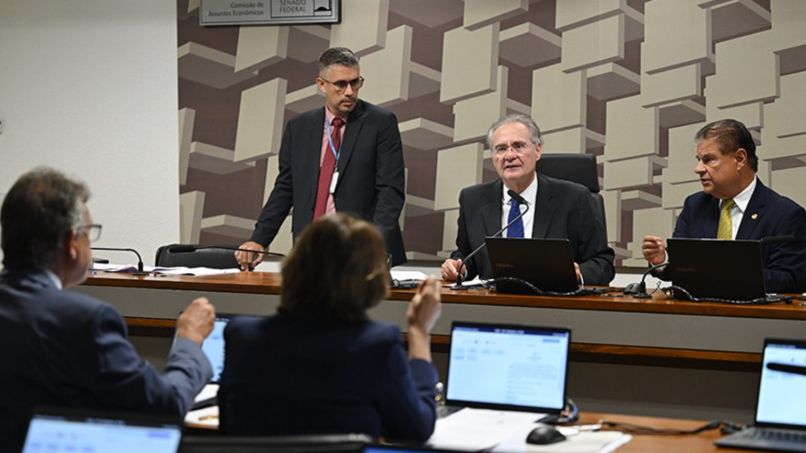 CAE aprova piso de R$ 13.662 para médicos e cirurgiões-dentistas