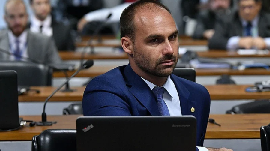 Moraes vota para condenar Eduardo Bolsonaro por difamação