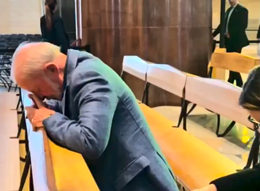 Lula ora de joelhos ao lado de Janja em Basílica na Espanha