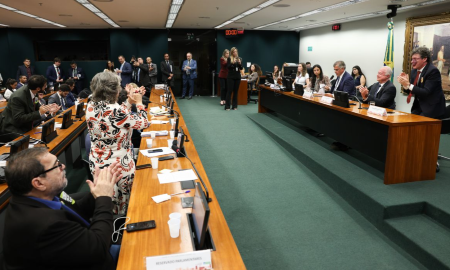 PECs que reduzem jornada de trabalho avançam na CCJ