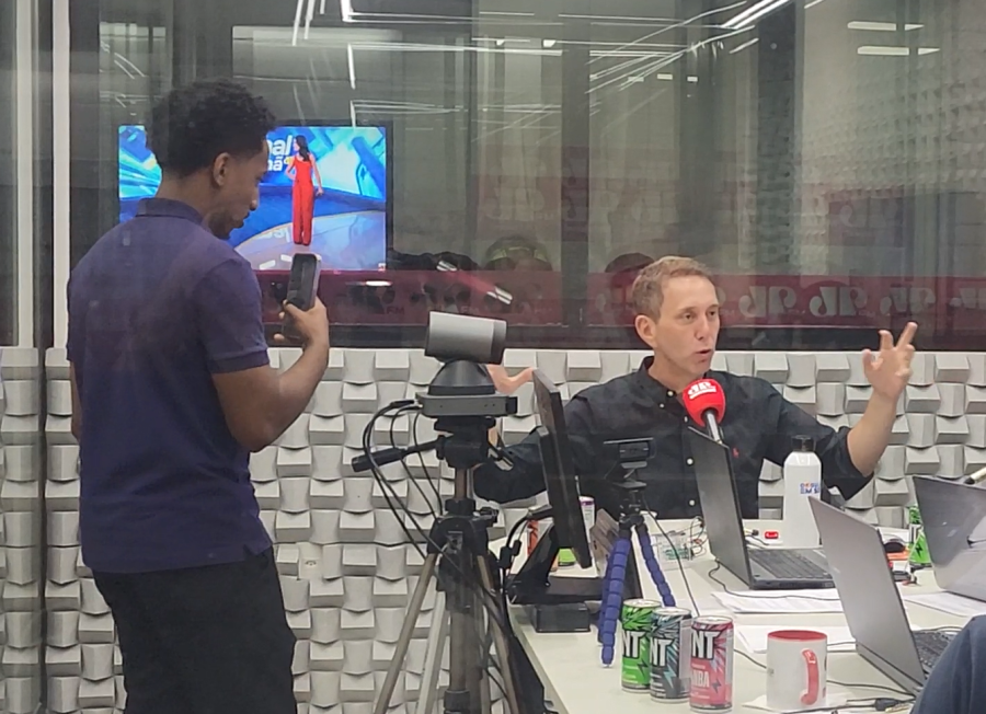 Manga menciona assessor negro ao se defender de acusações de racismo