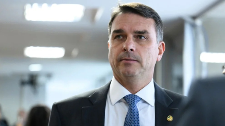Flávio Bolsonaro chama julgamentos do 8 de janeiro de “farsa” e cobra anistia
