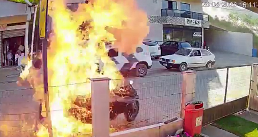 Homem ateia fogo na própria moto durante abordagem e mãe fica ferida